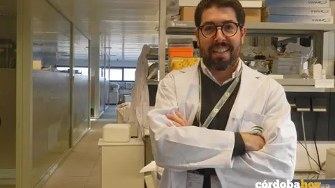 El doctor Miguel Gonz&aacute;lez, investigador del grupo de Oftalmolog&iacute;a del Imibic