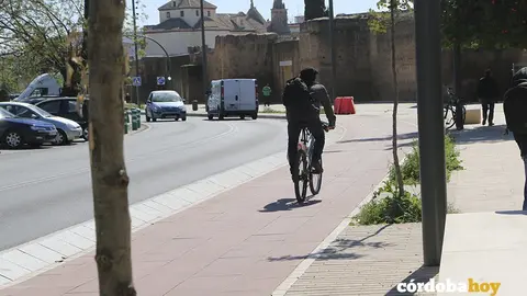 Un usuario del carril-bici por la Ronda de El Marrubial