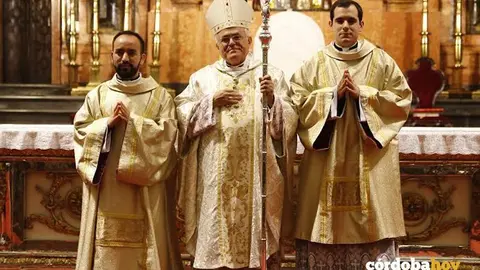 El obispo con los dos di&aacute;conos ordenados