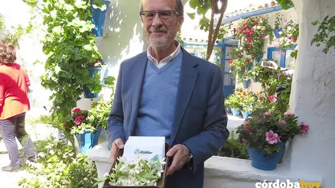 Francisco Gordejo con una caja de azahar en las manos