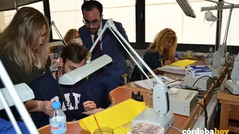 &Aacute;ngel Herrador, ha visitado en la capital la Escuela de Joyer&iacute;a