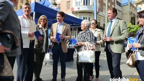 Fernando Priego (cuarto por la izquierda) en Las Tendillas