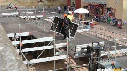 Instalaci&oacute;n de palcos en la Carrera Oficial de la Semana Santa. cordobesa, en una imagen de archivo