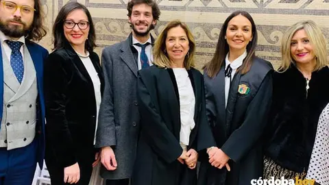 Magdalena Entrenas (centro) con su equipo de abogados