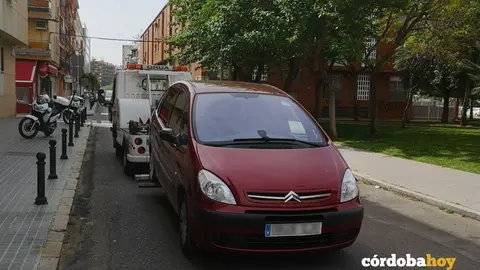 Retirada de un veh&iacute;culo por la gr&uacute;a municipal