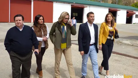 Francisco Poyato (derecha) visita el IFAPA de Cabra junto con Marcial G&oacute;mez Balsera