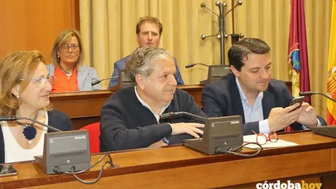 Jos&eacute; Mar&iacute;a Bellido con Salvador Fuentes y Laura Ruiz en le Pleno de esta ma&ntilde;ana