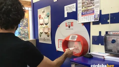 Un jugador prueba suerte con las apuestas, en una imagen de archivo