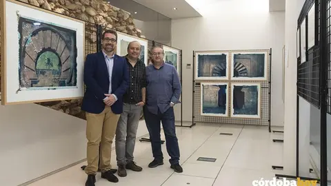 El autor, Rafael Carmona (centro), con Jes&uacute;s Ligero en su exposici&oacute;n