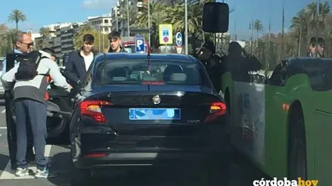 Un VTC tras un choque con un autob&uacute;s de Aucorsa FOTO AUTTACOR