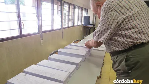 Un votante elige su opci&oacute;n a la hora de votar