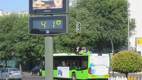 Un term&oacute;metro con 41 grados, en una imagen de archivo
