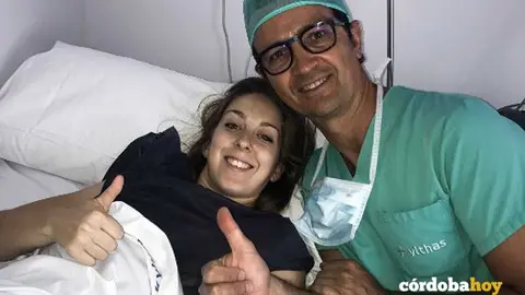 Andrea Sibaja al salir de quir&oacute;fano junto con el doctor Villamor de la cl&iacute;nica Iqtrapsd