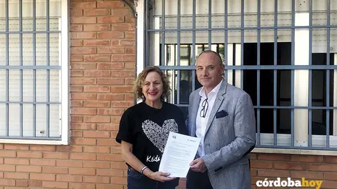 La firma del convenio con Pedra en la sede de la asociaci&oacute;n de personas sordas