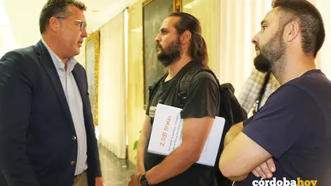 El concejal de Deportes, Manuel Torrejimeno, con los portavoces vecinales Javier P&eacute;rez y Rafael Fern&aacute;ndez