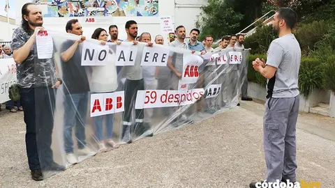 Jes&uacute;s Villegas habla con los trabajadores de ABB