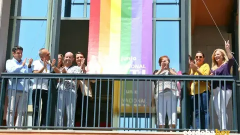 Izada de la bandera multicolor del colectivo LGTBI en el Ayuntamiento