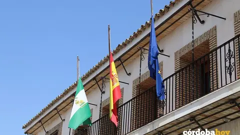 Banderas a media asta en el Ayuntamiento de Castro