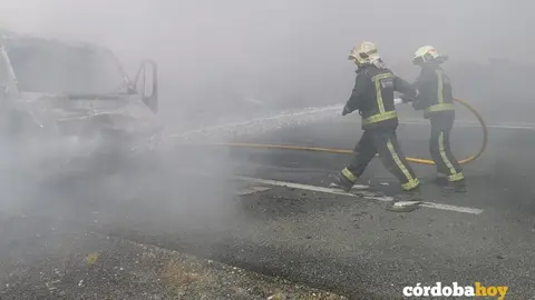Imagen de archivo de los bomberos actuando en un incendio de veh&iacute;culo en plena carretera