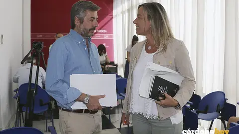 Miguel &Aacute;ngel Torrico e Isabel Alb&aacute;s, tras la Junta de Gobierno Local