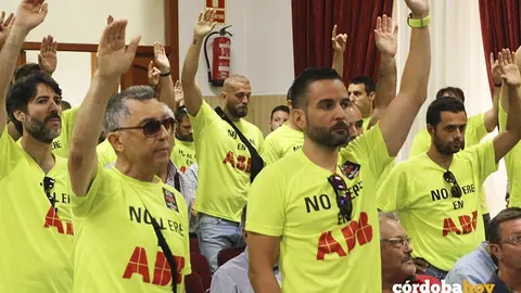 Los trabajadores de ABB piden la palabra en silencio en el Pleno municipal
