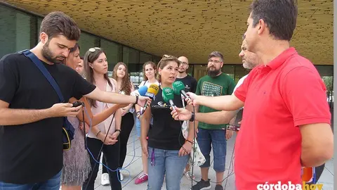 Azahara G&oacute;mez, del Arca de No&eacute;, haciendo declaraciones a los medios antes del juicio