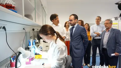 Autoridades de la Junta y universitarias en la visita a Agrocelys