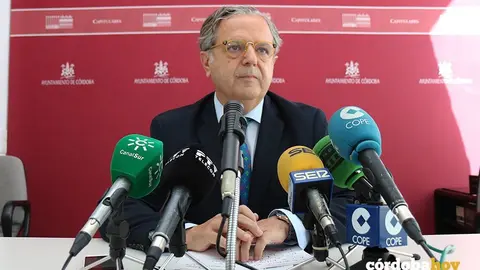 Salvador Fuentes anunciando un plan de choque para pagar a los proveedores