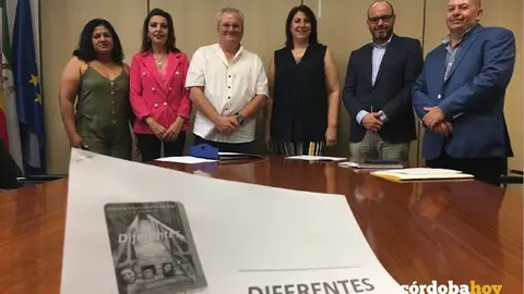 Responsables del corto 'Diferentes' junto a los concejales