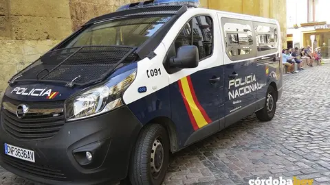 Veh&iacute;culo policial junto a la Mezquita-Catedral, en una imagen de archivo