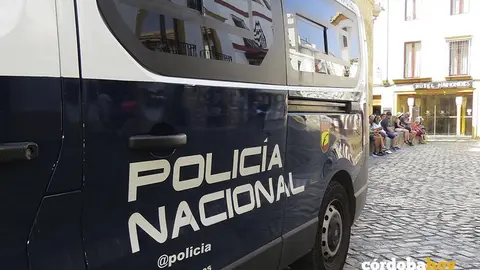 Veh&iacute;culo policial junto a la Mezquita-Catedral