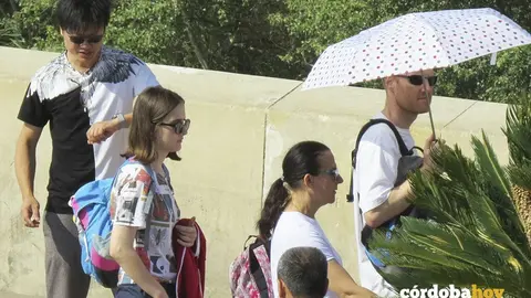Turistas en plena oleada de calor en C&oacute;rdoba
