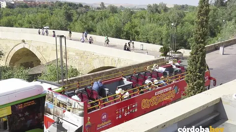 Autob&uacute;s tur&iacute;stico a su paso por el Puente Romano