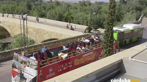 Autob&uacute;s de Aucorsa y el autob&uacute;s tur&iacute;stico en el Puente Romano