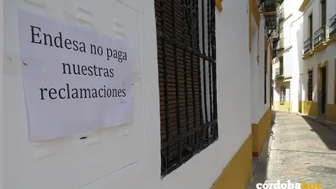 Una de los carteles que se pueden ver en la Juder&iacute;a con reclamaciones a Endesa