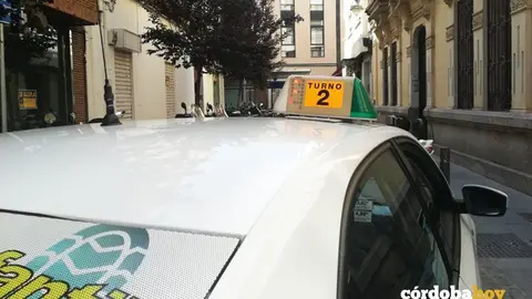 Un taxi con el cartel de los turnos establecidos