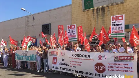Manifestaci&oacute;n CCOO y UGT en la puerta del Centro Provincial de Procesado de Ropa Hospitalaria