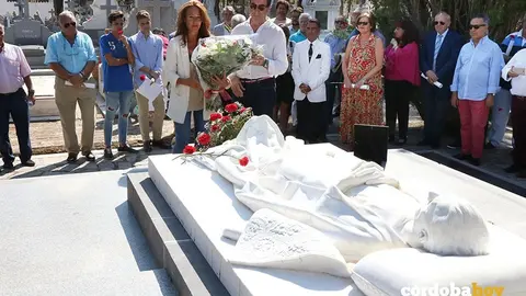 Ofrenda a Manolete, con el ramo de flores los concejales Marian Aguilar y Antonio &Aacute;lvarez