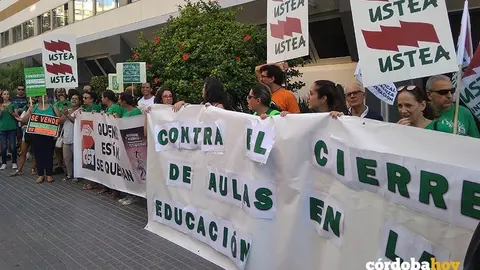 Protesta de Juntas Sumamos en la delegaci&oacute;n de Educaci&oacute;n