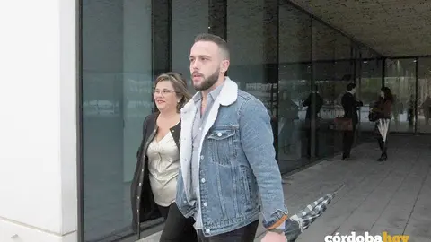 &Aacute;ngeles Mu&ntilde;oz, a su hijo Cristian Menacho, a la salida de la Ciudad de la Justicia de C&oacute;rdoba