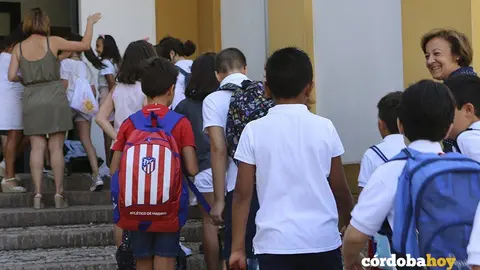 Alumnos entrando en las aulas de su colegio