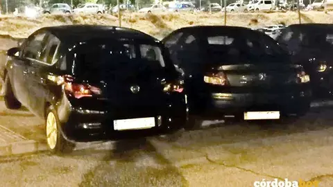 Veh&iacute;culos particulares encima de las aceras en la Magna Exposici&oacute;n Nazarena
