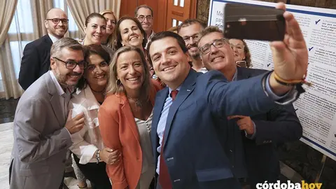 El alcalde, Jos&eacute; Mar&iacute;a Bellido, se hace un'selfie' con su equipo de gobierno