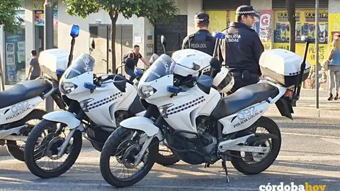 Polic&iacute;a Local motorizada en las inmediaciones del colegio Col&oacute;n