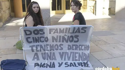 Las dos mujeres acampadas ante el Ayuntamiento por su mala situaci&oacute;n habitacional