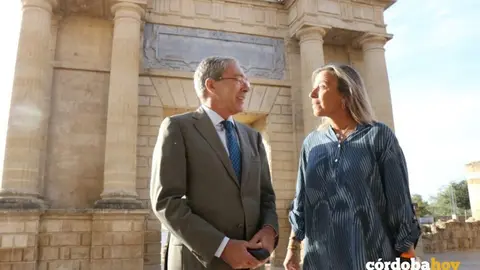 Rogelio Velasco e Isabel Alb&aacute;s