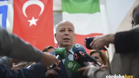 Javier Imbroda en una visita al IES Medina Azahara