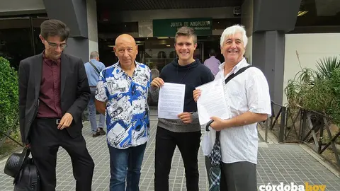 H&eacute;ctor S&aacute;nchez, a la derecha Jos&eacute; Antonio Naz, a la izda. otros miembros de C&oacute;rdoba Laica