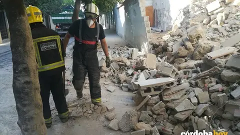 Bomberos en el desescombro de cascotes