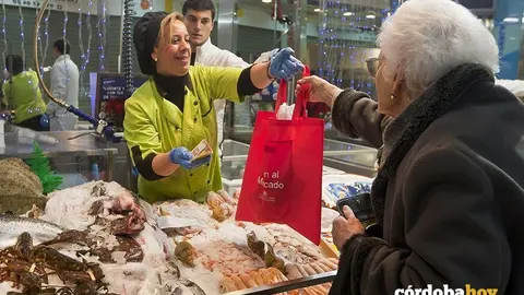 Compras en el mercado, en una imagen de archivo